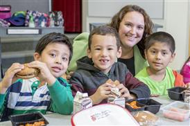 children eating 